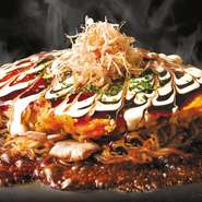 おなじみのモダン焼き！豚肉たっぷりのお好み焼きにたっぷりの焼きそば麺と下北たまごでボリューム満点！モダン焼きの名前の由来は、焼きそば・お好み焼きが両方食べられて、モ・り・ダ・く・さ・ンが由来とか(笑)

