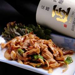 おいしい料理にはおいしいお酒を。全国各地の地酒がずらり