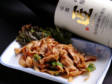 おいしい料理にはおいしいお酒を。全国各地の地酒がずらり