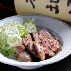 濃厚な旨みを堪能できる『鳥レバー刺』