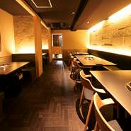 卓上の焼き台で焼きあげていく過程において、皆の緊張を解きほぐしてくれる焼肉。豊富な種類の肉やサイドメニューと共に、記念すべき日をより特別なものへと変えてくれます。