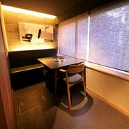 個室では言葉が少なくても、二人の共有する時間が自然と充実したものに変わるでしょう。焼肉の香りが漂い、焼ける音が響く中、相手との絆が深まり特別な思い出が刻まれます。