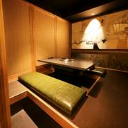 個室はプライバシーを重視した落ち着いた雰囲気で、オープンエリアは明るくアットホームな雰囲気で。どちらも接待にふさわしい環境を整えられているので、相手の好みやニーズに合わせて理想的な席を選べます。