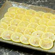 タンの上一面にレモンを隙間なく敷き詰めた、大胆かつ遊び心溢れる一皿。タンが纏ったレモンの風味に食欲を刺激されながら、ネギ塩だれと共にさっぱりといただきます。 