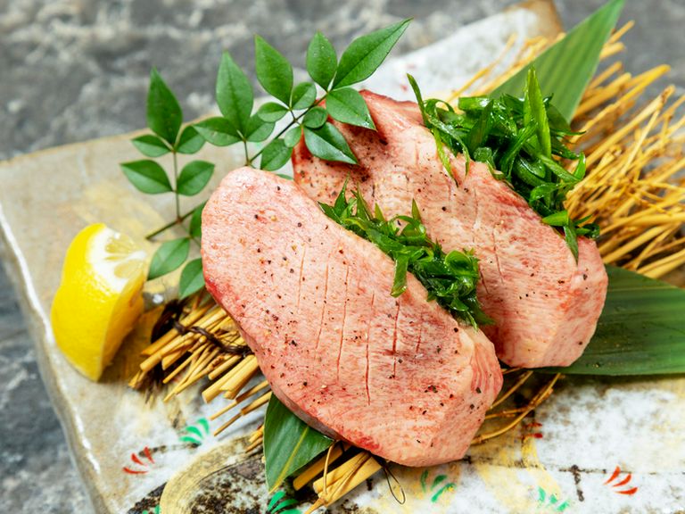 厚切りにしたタンの旨みと、九条葱の甘みを存分に味わえる『きらくのタン』