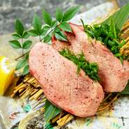 厚切りにしたタンの旨みと、九条葱の甘みを存分に味わえる『きらくのタン』 