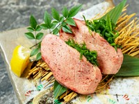 厚切りにしたタンの旨みと、九条葱の甘みを存分に味わえる『きらくのタン』 