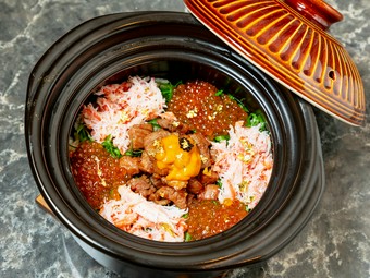 蓋を開けた瞬間、ふわりと立ち上る蒸気に心が躍る『究極の和牛釜飯ご飯』 