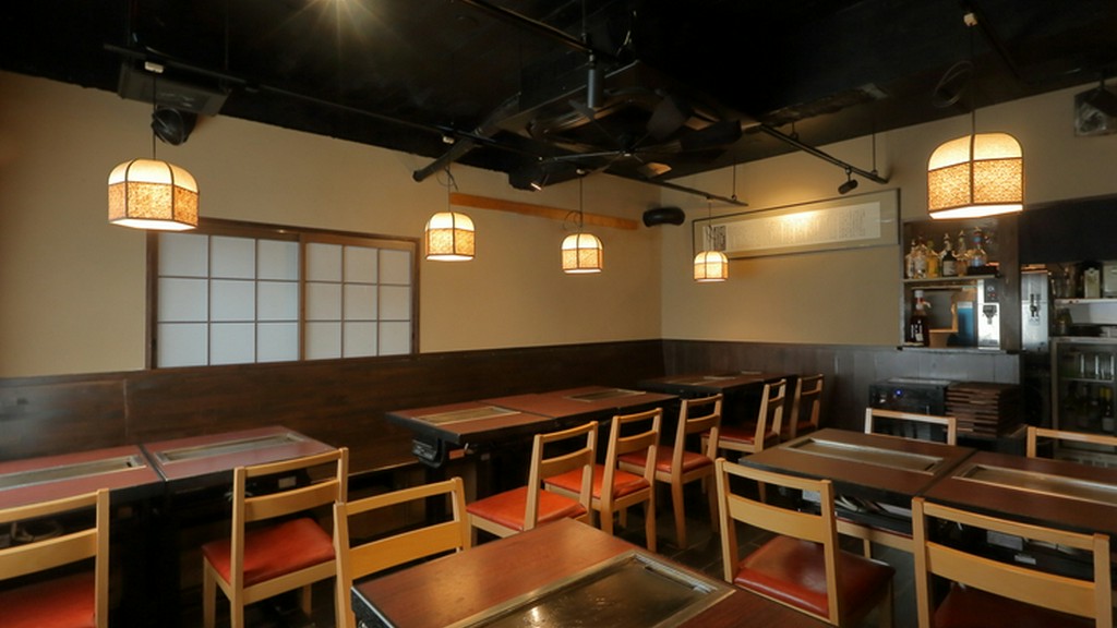 活気に満ちた明るい雰囲気。多言語メニューでインバウンドも安心