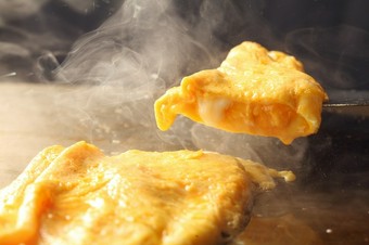 シンプルに玉子の旨みを味わう。ご飯のおかずにも、お酒のお供にもぴったりな一品『シンプル出汁巻き』