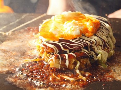 大阪名物のお好み焼き。こだわりの特製ソースでいただく、アツアツの絶品『豚玉（豚）』