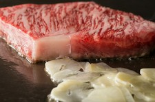 国産黒毛和牛のステーキ、焼しゃぶ、炙り寿司など、和牛を堪能でき、お好み焼きも付いたオススメコース。