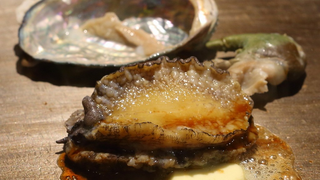 口の中に広がる磯の香りとバターの風味は格別『アワビステーキ』