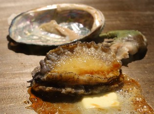 口の中に広がる磯の香りとバターの風味は格別『アワビステーキ』