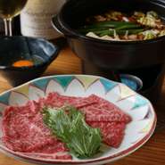 料理に使われるのは、神戸ビーフやA4ランクの黒毛和牛。ステーキやすき焼きなど、人気の逸品が提供されます。また、和歌山県串本産の完全無農薬で栽培された旬の野菜など、素材にこだわって仕入れが行われています。