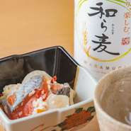 料理は、昆布と鰹のだしを基本に、素材を活かした味わいです。魚と野菜を米麹に漬けた北海道の郷土料理『飯寿司』は、店主のルーツともいえる一品。母親のレシピを受け継いで、25年間毎年漬け続けているそうです。