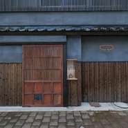 金沢駅から少し離れた静かな立地に佇むこの店は、築約90年の町屋を改装して生まれ変わった熟成鮨店。伝統的な和の趣を大切にしながら、モダンなエッセンスを取り入れた独自の空間が広がっています。