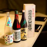 日本酒をこよなく愛する方も納得の銘柄が揃えられています。その中心となるのは、店主の故郷である土佐の地酒。伝統的な製法とこだわりの素材で醸造されており、豊かな香りと深みのある味わいが特長です。