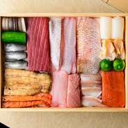 独特の風味と栄養を持つ旬の食材が豊富に取り揃えられています。旬の食材を見極め、季節に合わせてさまざまな料理へとアレンジ。料理の味わいだけでなく、盛付けや器などにも心意気を感じられます。