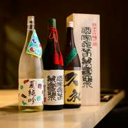 料理だけでなく日本酒にもこだわりが深く、店主の地元である高知県土佐の地酒を中心に、約15種類もの日本酒を常備。この豊富な日本酒のラインナップが、【生成り】の魅力をさらに引き立てます。