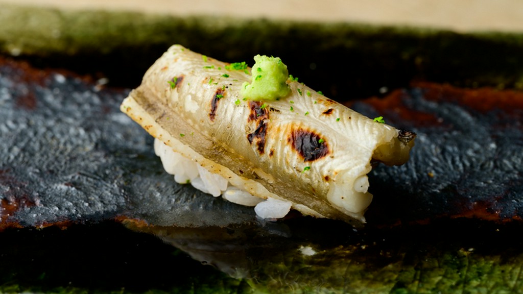 熟成鮨を中心に贅沢な料理を提供