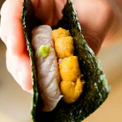 師の味を継承するスペシャリテ『ウニとのど黒の手巻き』