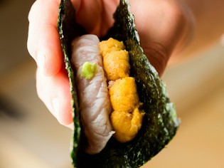師の味を継承するスペシャリテ『ウニとのど黒の手巻き』