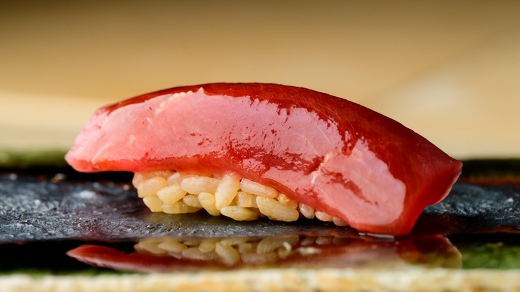 素材と共に、口の中に広がる旨みを演出する白シャリ・赤シャリ