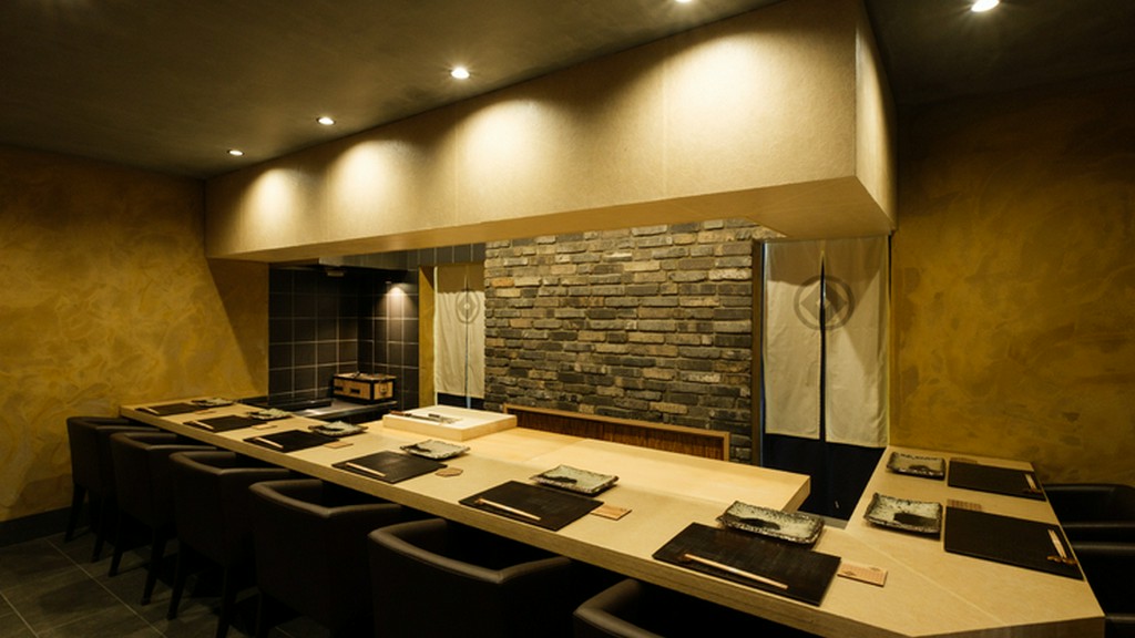 落ち着いた雰囲気の中、こだわりの熟成魚と季節の味覚を堪能