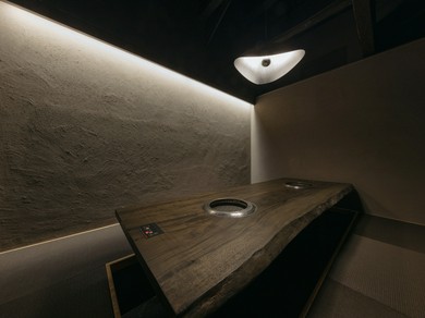 遊び心に満ちた空間に多数の個室を完備