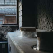 石川県の豊かな天然水を使用し、店内かまどで炊き上げるご飯。コース料理では、プロフェッショナル監修『焼肉専用米』を用意。お店自慢の『おひつご飯』として、旨い米をコース内で何度でも楽しめます。