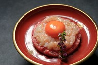 厳選食材同士を掛け合わせた『石川県産甘えびユッケ』