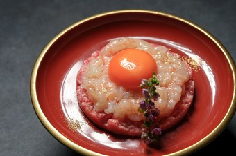 厳選食材同士を掛け合わせた『石川県産甘えびユッケ』