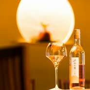 おまかせコースを、さらに魅力してくれるワイン。赤・白・ロゼ・オレンジとオススメワインをセレクトしており、コースの流れに合わせたオススメの提案も可。ワインと焼鳥とのマリアージュを楽しめます。