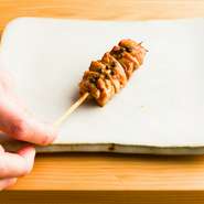 コース内の串物の一例。シンプルに焼き上げた鶏を、自家製タレと共にいただく逸品。スジもしっかりと取り外しているため、身の硬さ・食べにくさを感じさせず、地鶏らしい旨みだけを存分に味わえる逸品です。