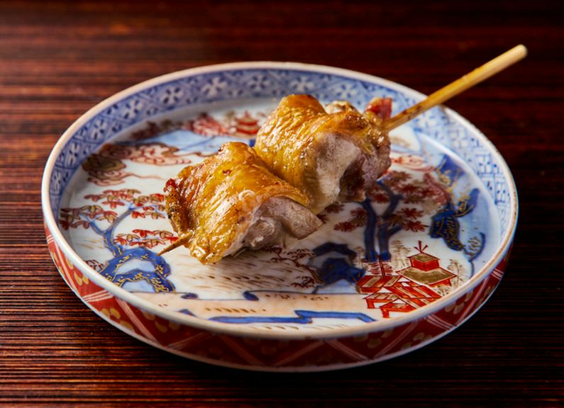 皮の薫香と鮮烈な肉汁に思わず唸る『高原比内地鶏のもも肉の薪焼き』