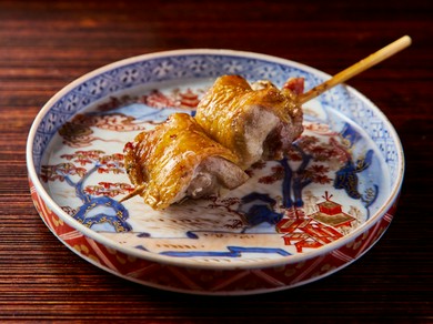 皮の薫香と鮮烈な肉汁に思わず唸る『高原比内地鶏のもも肉の薪焼き』