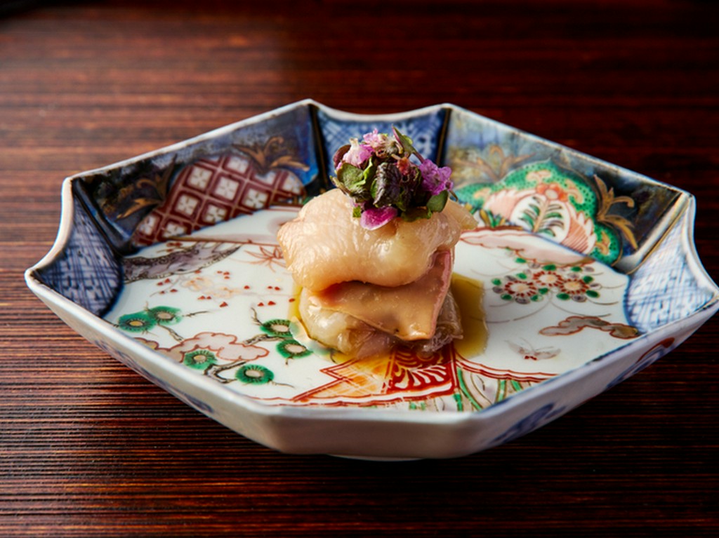 無菌状態での仕入れが可能な高坂鶏だからこその佳品。白レバーの旨さが光る『高坂鶏のとりわさ』