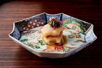 無菌状態での仕入れが可能な高坂鶏だからこその佳品。白レバーの旨さが光る『高坂鶏のとりわさ』