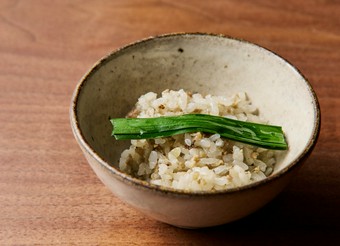豪快に薪火の薫香を纏わせた『鶏そぼろ』は、白飯との相性も上々。味変で食べさせる趣向も心憎い