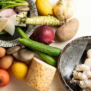 旬の野菜や地元の食材を使用。中には日頃手にしないような素材もあり、プロの手によって珠玉の料理へと変貌を遂げます。さらに、料理に使われる肉はA4、A5ランクの黒毛和牛。
