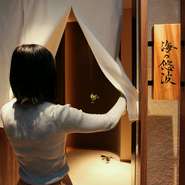 入口の看板や花、小物など、一つ一つのインテリアにこだわりが感じられます。月の光をイメージした内装とほの暗い灯りが、幻想的な世界を演出。料理と共に、空間そのものも楽しんでみて。