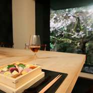 幅広い種類のワインや日本酒などが種類豊富に用意されています。こだわり抜かれた奥深い味わいは、料理との相性も抜群。お酒好きな人が嬉しいのはもちろん、ノンアルコールドリンクも充実している点がポイントです。