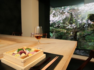 奥深きお酒の数々と鮨の見事なマリアージュ。心に残る贅沢な時間