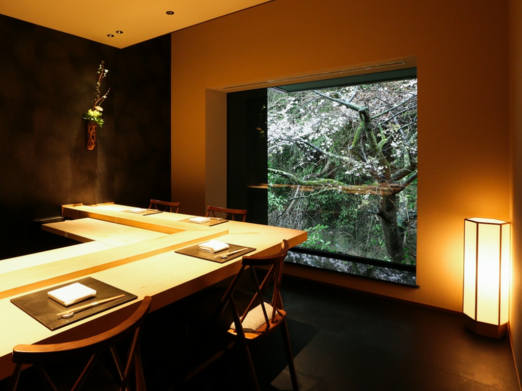 麗しい景色も楽しめる。プライベートなカウンターつき個室