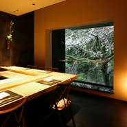 店にはカウンターのついた個室席も完備。職人が目の前で調理してくれるうえ、人目を気にせず食事を楽しめます。大きな窓から見える優雅な景色も魅力で、景色にも酔いしれることができる場所です。