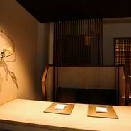 職人が丹精込めた料理は、どれも見た目から鮮やかで上質な味わい。洗練された空間と心のこもったサービスで、人生の記念日をお祝いしませんか？事前予約でクッキープレートやケーキ注文も可能です。