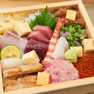 岡山藩の郷土料理『隠し寿司』を現代風にアレンジした一品。旬の魚や地元の魚を用い、10～12種類のネタが美しく盛付けられています。口いっぱいに広がる鮮やかなおいしさをどうぞ（前菜3種、留椀、水菓子付き）。