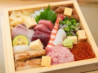 岡山藩の郷土料理『隠し寿司』を現代風にアレンジした一品。旬の魚や地元の魚を用い、10～12種類のネタが美しく盛付けられています。口いっぱいに広がる鮮やかなおいしさをどうぞ（前菜3種、留椀、水菓子付き）。
