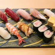 職人が目の前で一つずつ握ります。隠し包丁などの職人技が光るネタと、まろやかな味わいの赤酢シャリは、口の中でとろけるよう。ねっとりとした甘みと魚の旨みを存分に味わって（前菜3種、留椀、水菓子付き）。